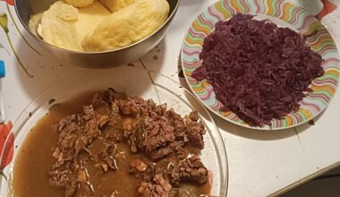 Le repas d'hier ... Viande rouge/avec lardons sauce au café kluski (pâte cuite à la vapeur) et choux rouge aux pommes
