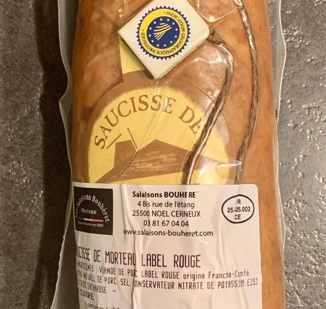 Aujourd’hui ce n’est pas un plat que j’ai cuisiné, mais je voulais partager quand même. 😊 Mes parents m’ont envoyé un petit colis contenant du fromage et une saucisse de Morteau, histoire de prendre des forces avant mes examens. Le fromage sur la deuxième photo, c’est le Bleu de la Marre.