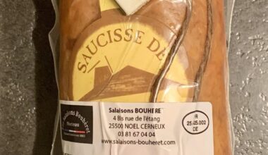 Aujourd’hui ce n’est pas un plat que j’ai cuisiné, mais je voulais partager quand même. 😊 Mes parents m’ont envoyé un petit colis contenant du fromage et une saucisse de Morteau, histoire de prendre des forces avant mes examens. Le fromage sur la deuxième photo, c’est le Bleu de la Marre.