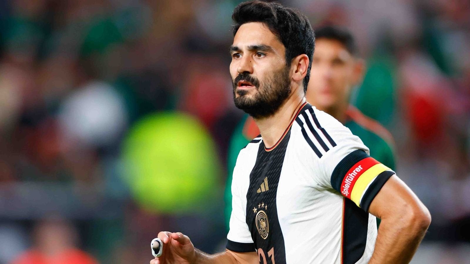 Didi Hamann spricht über DFB-Kapitän Gündogan: „Ich halte es für einen Fehler, dass Ilkay Gündogan zum deutschen Kapitän gemacht wurde. Nüchtern betrachtet lässt sich sagen: Vielleicht zehn seiner siebzig Länderspiele waren gut. Wenn man ihn zum Kapitän macht, vergibt man sich Optionen.“
