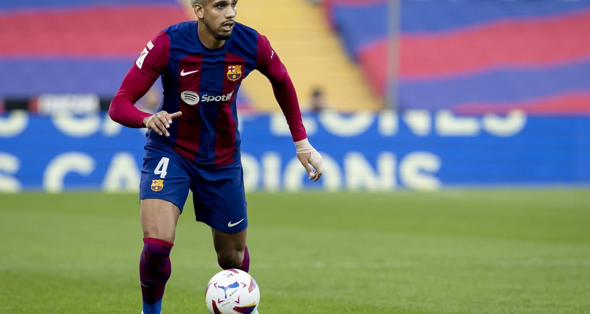 Bayern zeigt großes Interesse an Barcelona Innenverteidiger Ronald Araujo. Bayern beobachtet ihn bereits seit 2 Jahren, Tuchel ist ebenfalls interessiert