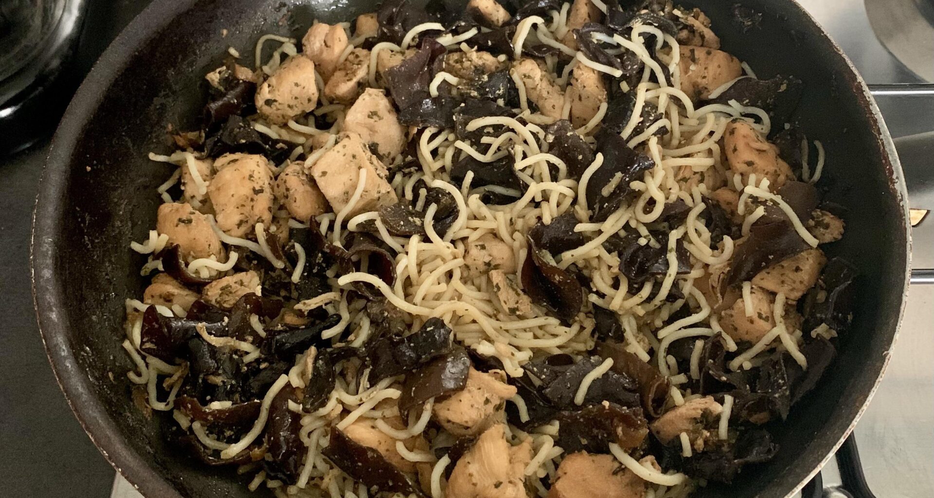 Un repas simple après une grasse matinée : nouilles de riz sautées et poulet aux champignons noirs 🍜