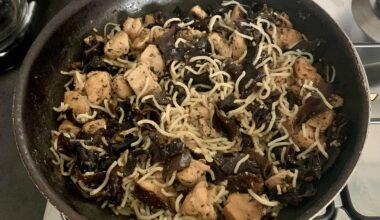 Un repas simple après une grasse matinée : nouilles de riz sautées et poulet aux champignons noirs 🍜