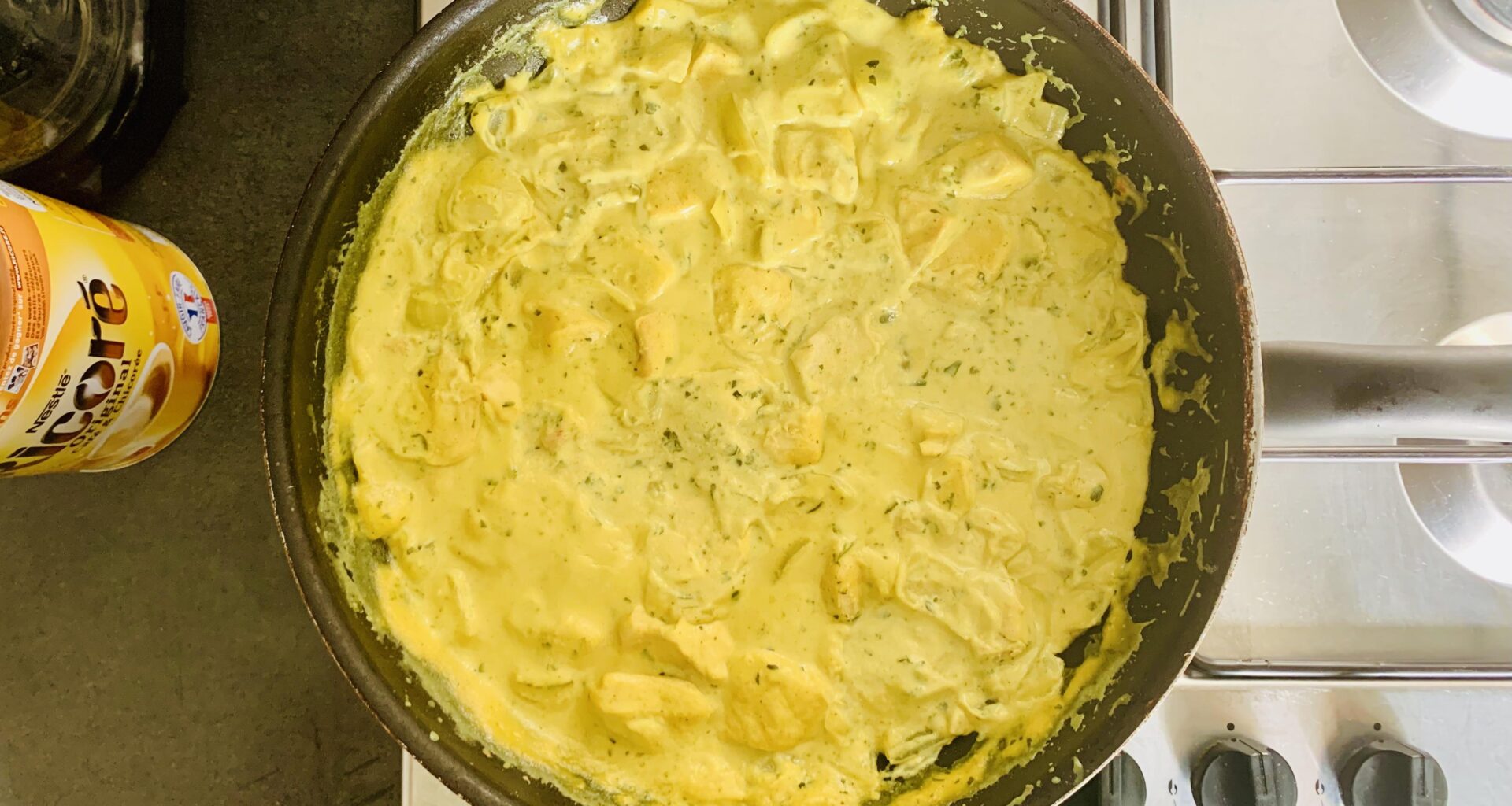 Le repas de midi: poulet au curry et au lait de coco. 🐓🥥 Tout simple et toujours très bon.