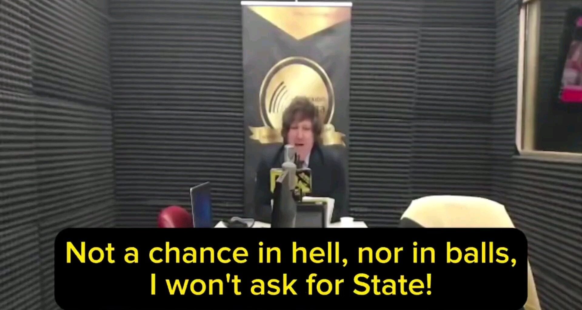Voici Javier Milei, le nouveau président de l'Argentine. Libertarien, néo-fasciste, ultra conservateur; il communique en télépathie avec ses 5 chiens clonés qu'il considère comme ses meilleurs stratégistes.