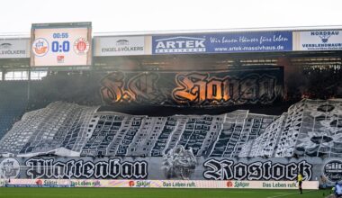 Hansa verteidigt Fan-Choreo: "Das war eine angemeldete Geburtstags-Choreo des Fanclubs 'Plattenbau Rostock'. Den Hansa-Fans zu unterstellen, mit den dunkelsten Kapiteln zu kokettieren, verbietet sich. Die Mitglieder sind in den DDR-typischen Plattenbauten des Rostocker Nordwestens zu Hause."