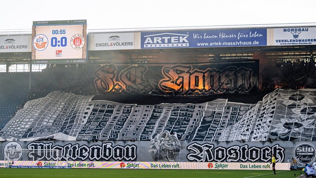 Hansa verteidigt Fan-Choreo: "Das war eine angemeldete Geburtstags-Choreo des Fanclubs 'Plattenbau Rostock'. Den Hansa-Fans zu unterstellen, mit den dunkelsten Kapiteln zu kokettieren, verbietet sich. Die Mitglieder sind in den DDR-typischen Plattenbauten des Rostocker Nordwestens zu Hause."