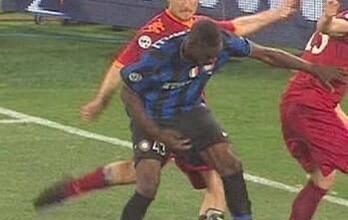 “Erano anni che Balotelli mi provocava, insultava. Fu un fallo orrendo, proprio per fargli male, ma i giocatori dell’Inter non mi assalirono. Mentre uscivo per l’espulsione, Maicon mi diede il cinque. La sensazione è che anche tra i suoi compagni Balotelli creasse qualche irritazione”.