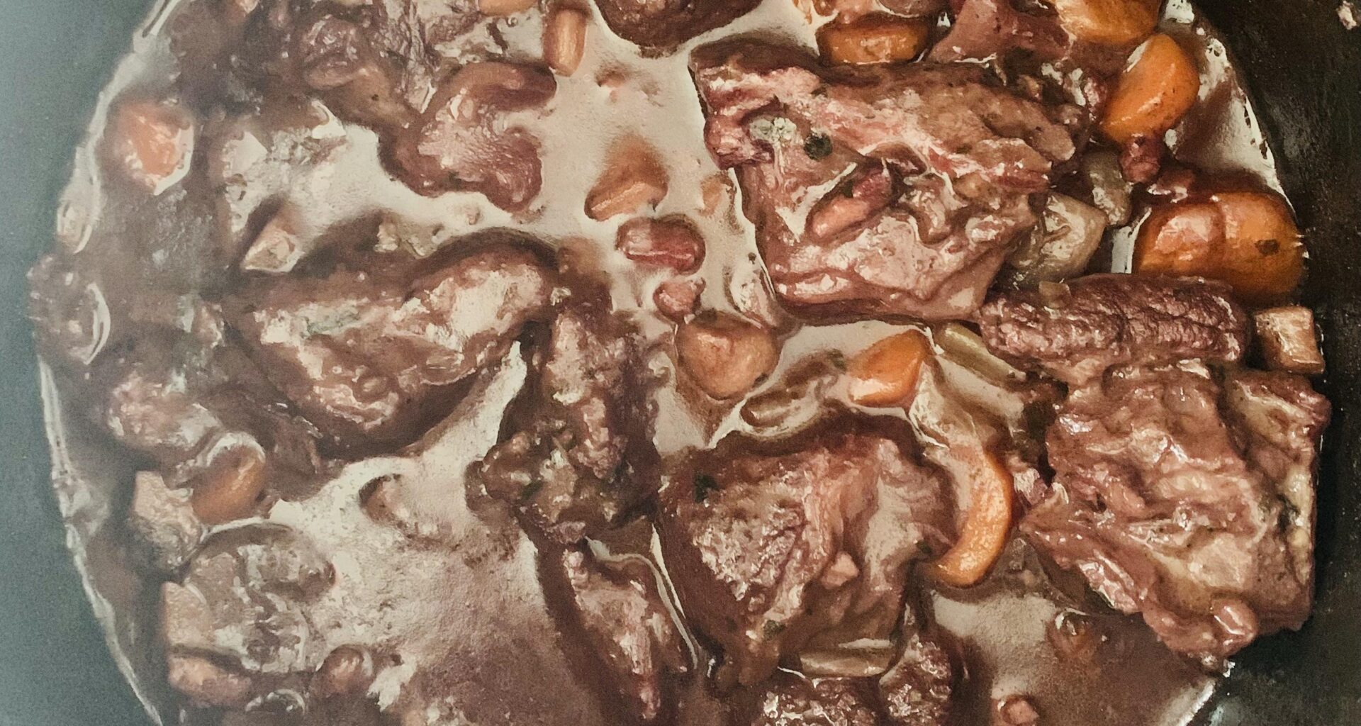S’il me restait quelques heures à vivre et qu’on me demande ce que je voudrais manger comme dernier repas, je choisirais sans hésiter le bœuf bourguignon. C’est le repas de ce midi et c’est mon plat préféré. Et bon appétit si vous êtes à table ! 🐂🍷😋