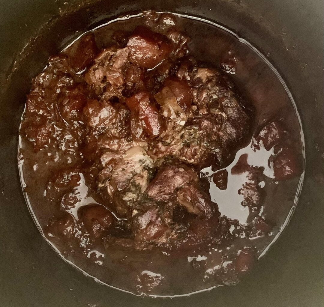 Tranche de gigot d’agneau au miel de sapin et à la moutarde, confite avec ses carottes et ses navets