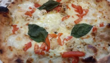 Pizza poulet poivrons basilic crème et taleggio