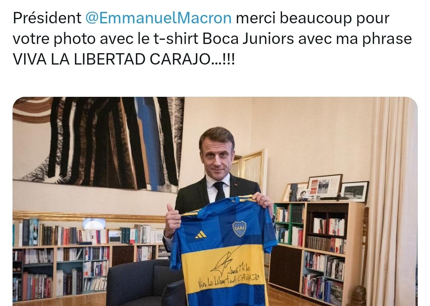 Emmanuel Macron prend la pose avec un maillot de Boca Junior offert et dédicacé par le président argentin Javier Milei où est écrit le slogan de sa campagne politique "Vive la liberté putain !"