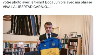 Emmanuel Macron prend la pose avec un maillot de Boca Junior offert et dédicacé par le président argentin Javier Milei où est écrit le slogan de sa campagne politique "Vive la liberté putain !"