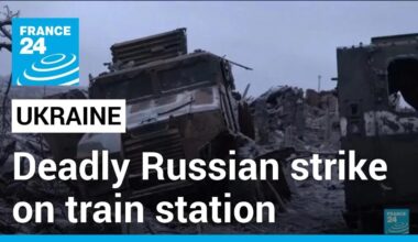 At least one killed in Russian air strike on train station in Kherson • FRANCE 24 English