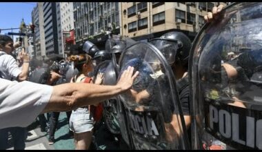 Argentine : recours et manifestation contre le "méga-décret" du président Javier Milei