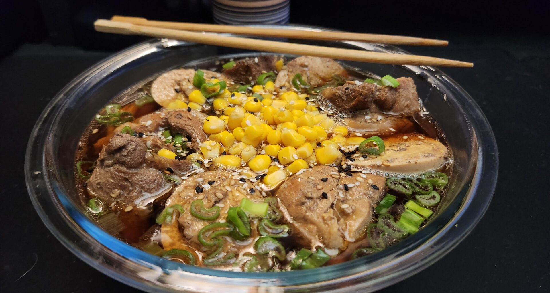 Petit bol de ramens au porc, avec œufs et gingembre.