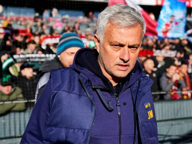 [1908.nl] Gullit advises Slot on AS Roma clash: "Put as many feathers up Mourinho's ass as possible"