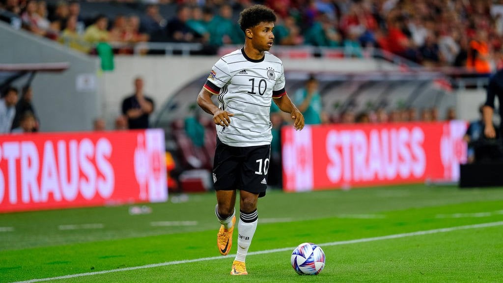 Adeyemi würde gerne für Nigeria spielen: "Wenn ich die Möglichkeit hätte? Natürlich! Es ist eine tolle Mannschaft, die eine große Zukunft hat. Mein Vater stammt von hier und sein Herz ist noch immer hier in Nigeria."