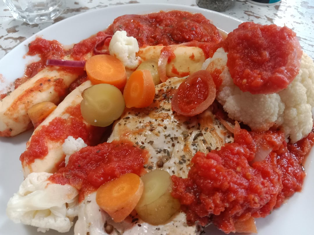 Quenelles (non maisons) poêlée, filet de poulet, sauce tomate, oignons, pleurotes, basilic, carottes et chou fleur