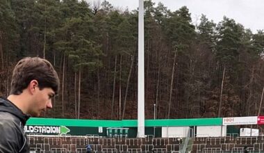 Waldstadion hat keine Rasenheizung: Homburger Spieler legen Rasen-Schutzfolien im Stadion aus um die Partie im DFB-Pokal gegen St. Pauli nicht zu gefährden