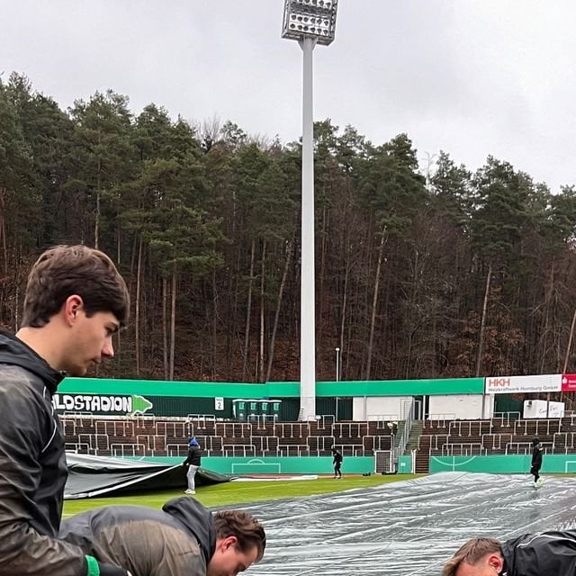 Waldstadion hat keine Rasenheizung: Homburger Spieler legen Rasen-Schutzfolien im Stadion aus um die Partie im DFB-Pokal gegen St. Pauli nicht zu gefährden