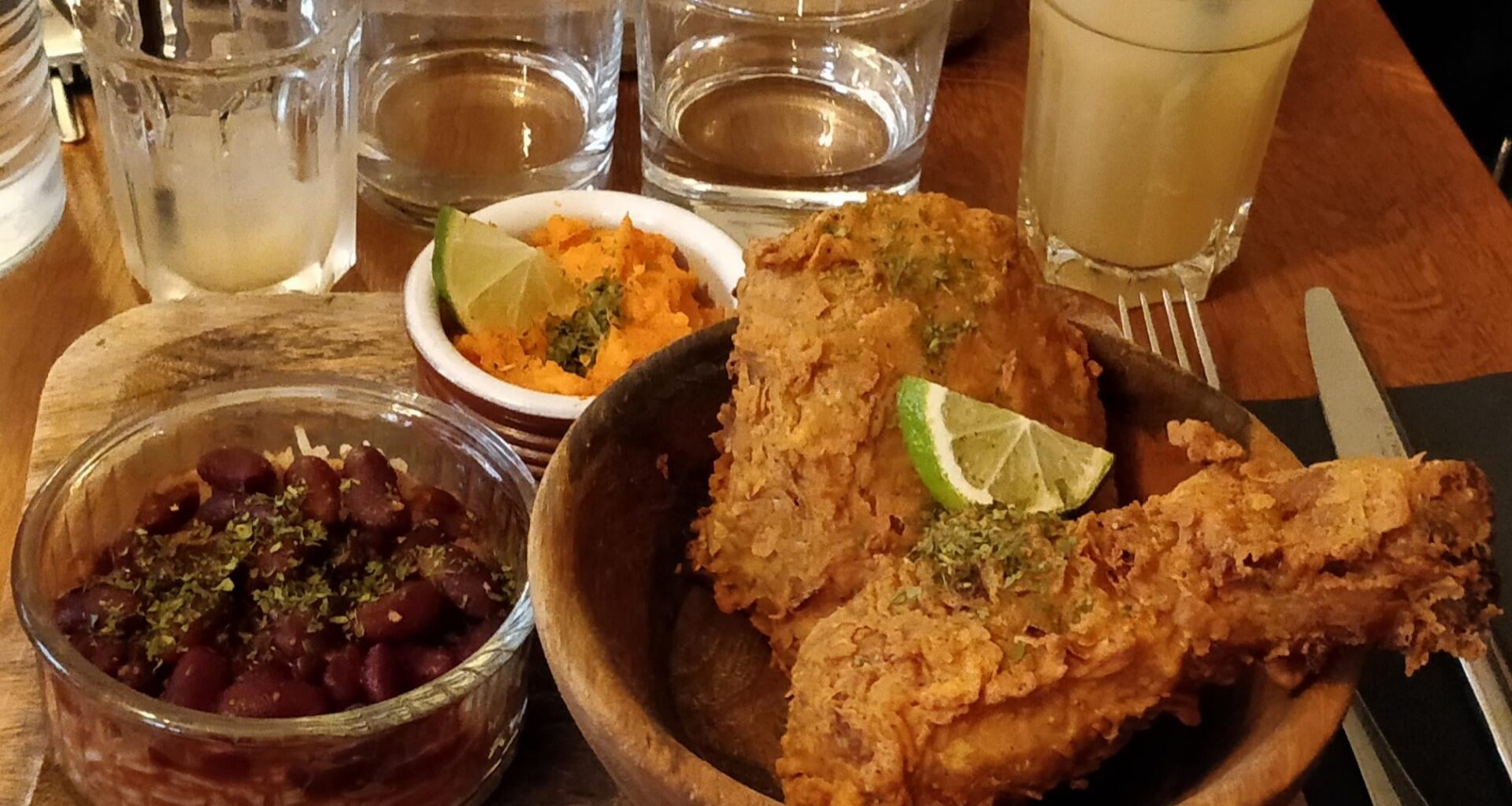 La suite... Poulet frit, riz haricots rouge et purée de patate douce.