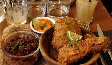 La suite... Poulet frit, riz haricots rouge et purée de patate douce.