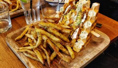 Chicken and waffles avec frites maison
