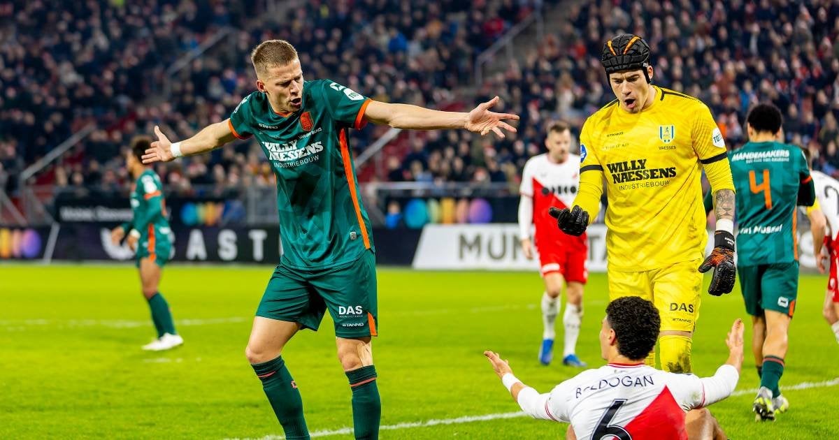 Utrecht extends unbeaten streak with draw against RKC, in a game with remarkable incidents