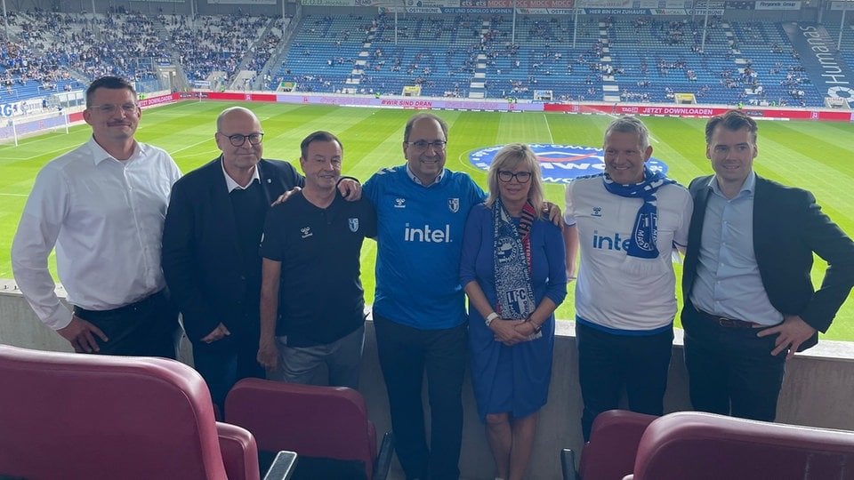 Intel steigt als Sponsor beim 1. FC Magdeburg ein: Der Chiphersteller plant die MDCC-Arena technologisch aufzurüsten sowie dem Trainerteam KI-Produkte zur Trainings- und Spieleranalyse zur Verfügung zu stellen