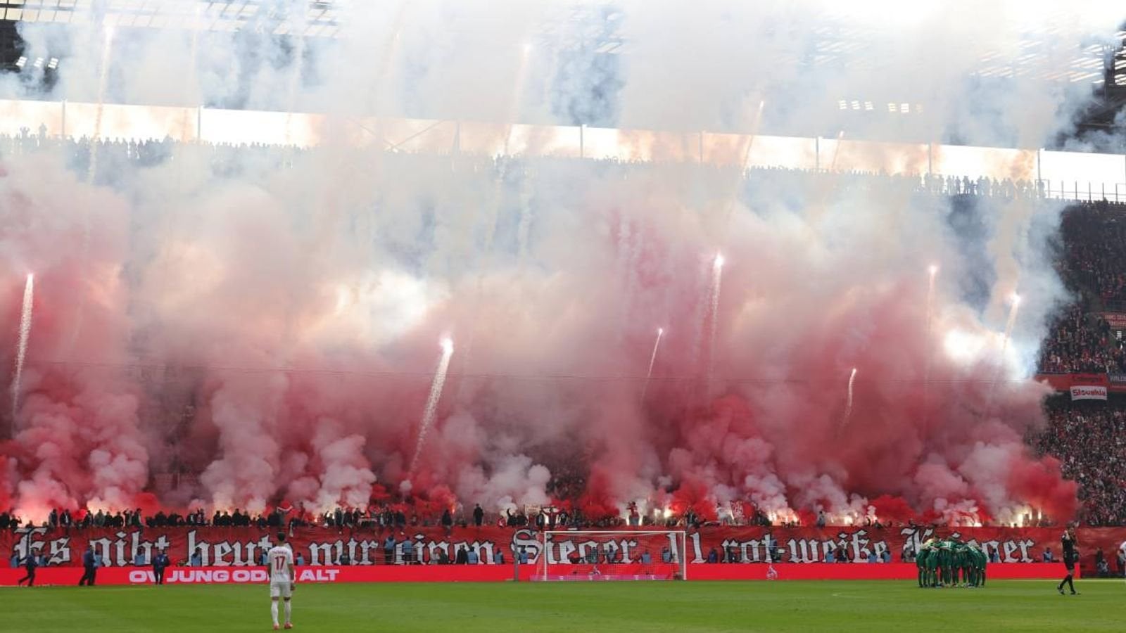 595.000,00 €: Rekordstrafe gegen den 1. FC Köln nach Pyro-Show im Derby gegen Gladbach