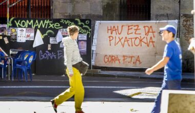 Bildu reclama a los hijos de una víctima en Navarra que asuman la limpieza de una pintada de ETA que le hicieron en su casa