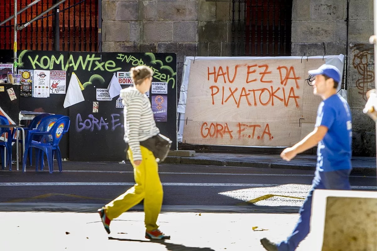 Bildu reclama a los hijos de una víctima en Navarra que asuman la limpieza de una pintada de ETA que le hicieron en su casa