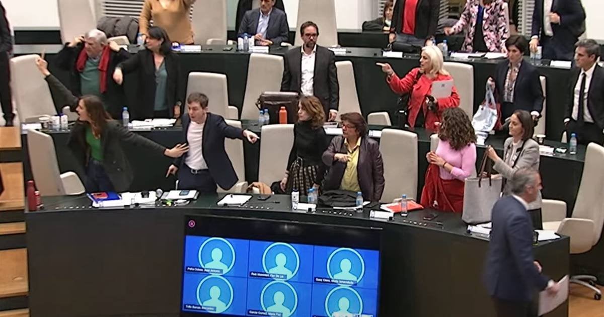 Ortega Smith tira una botella a la cara de un concejal de Más Madrid