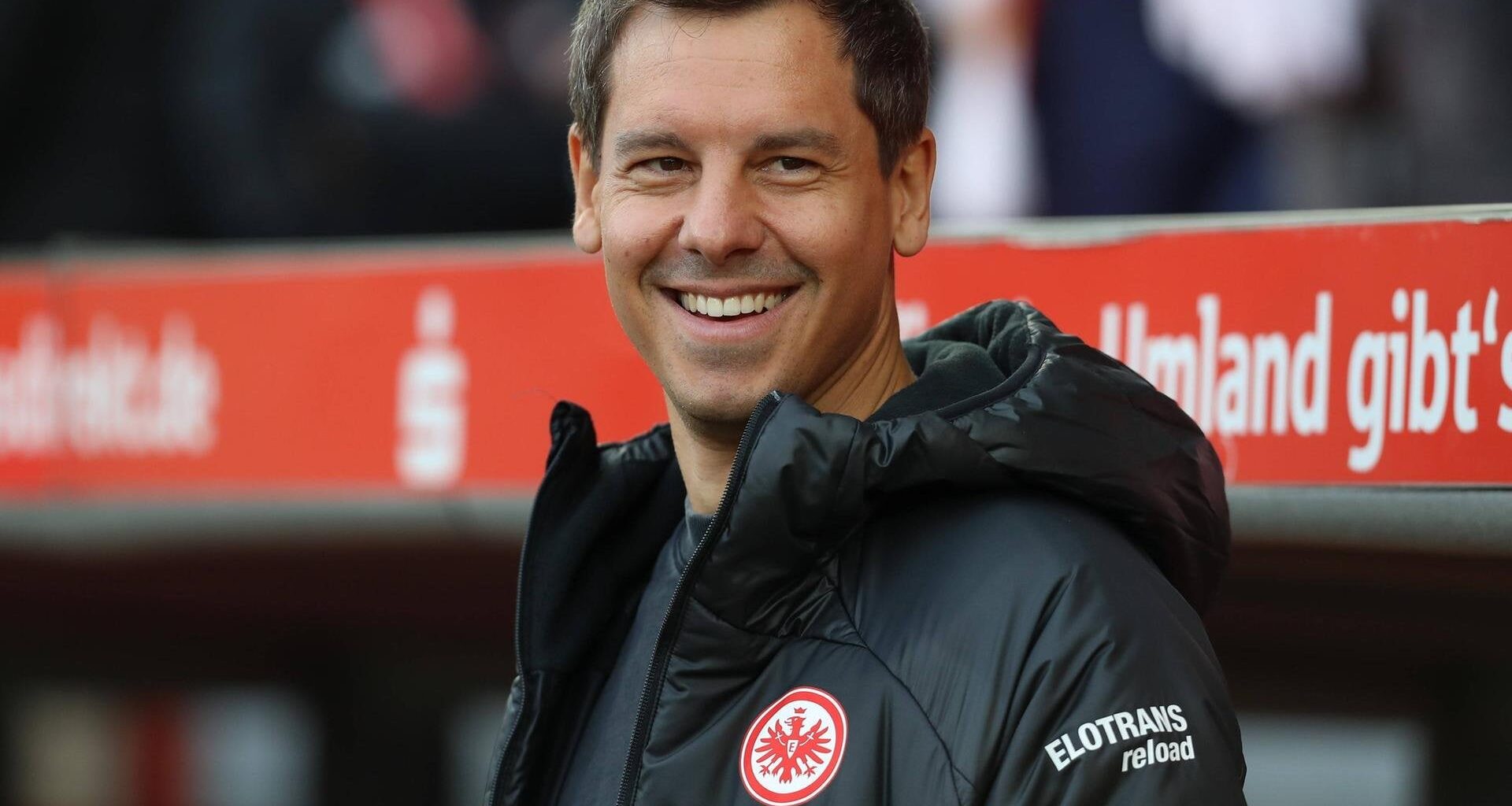 Seine Karriere als Fußball-Manager begann beim Zocken am PC und mit einem freiwilligen sozialen Jahr, heute arbeitet Timmo Hardung als Sportdirektor bei Eintracht Frankfurt.