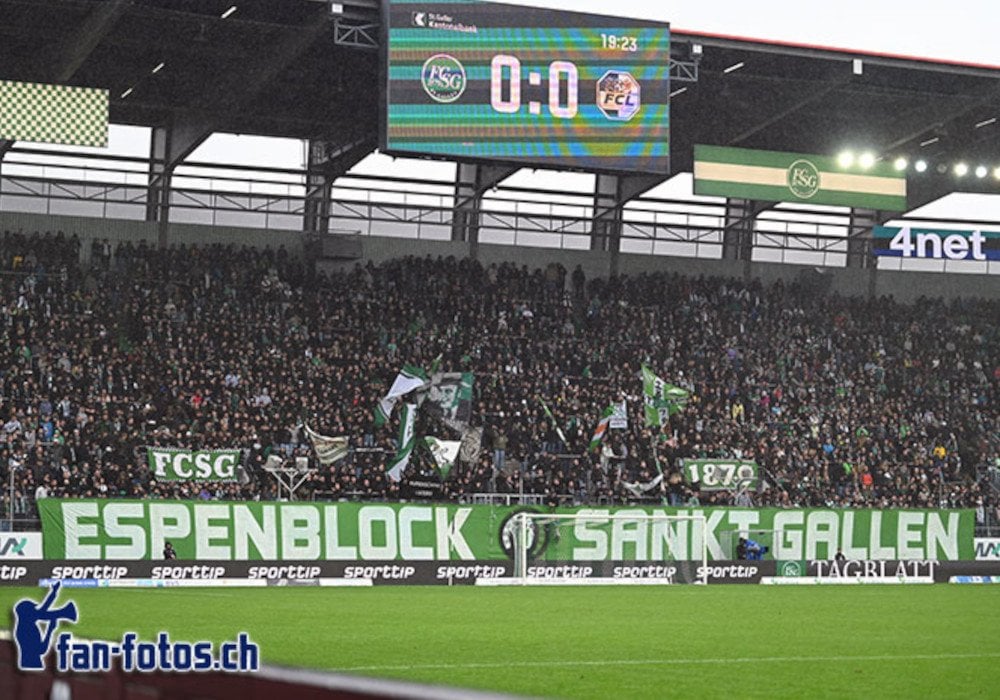 „Jederzit und überall: Kei Fuessball mit Red Bull!“: Der Espenblock St. Gallen fordert den eigenen Verein auf, das geplante Testspiel umgehend wieder abzusagen und sich auf die eigenen Werte zu besinnen.