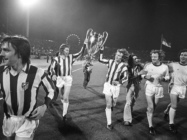 Why are Bayern players wearing the Atletico jersey after winning the 1974 UCL?