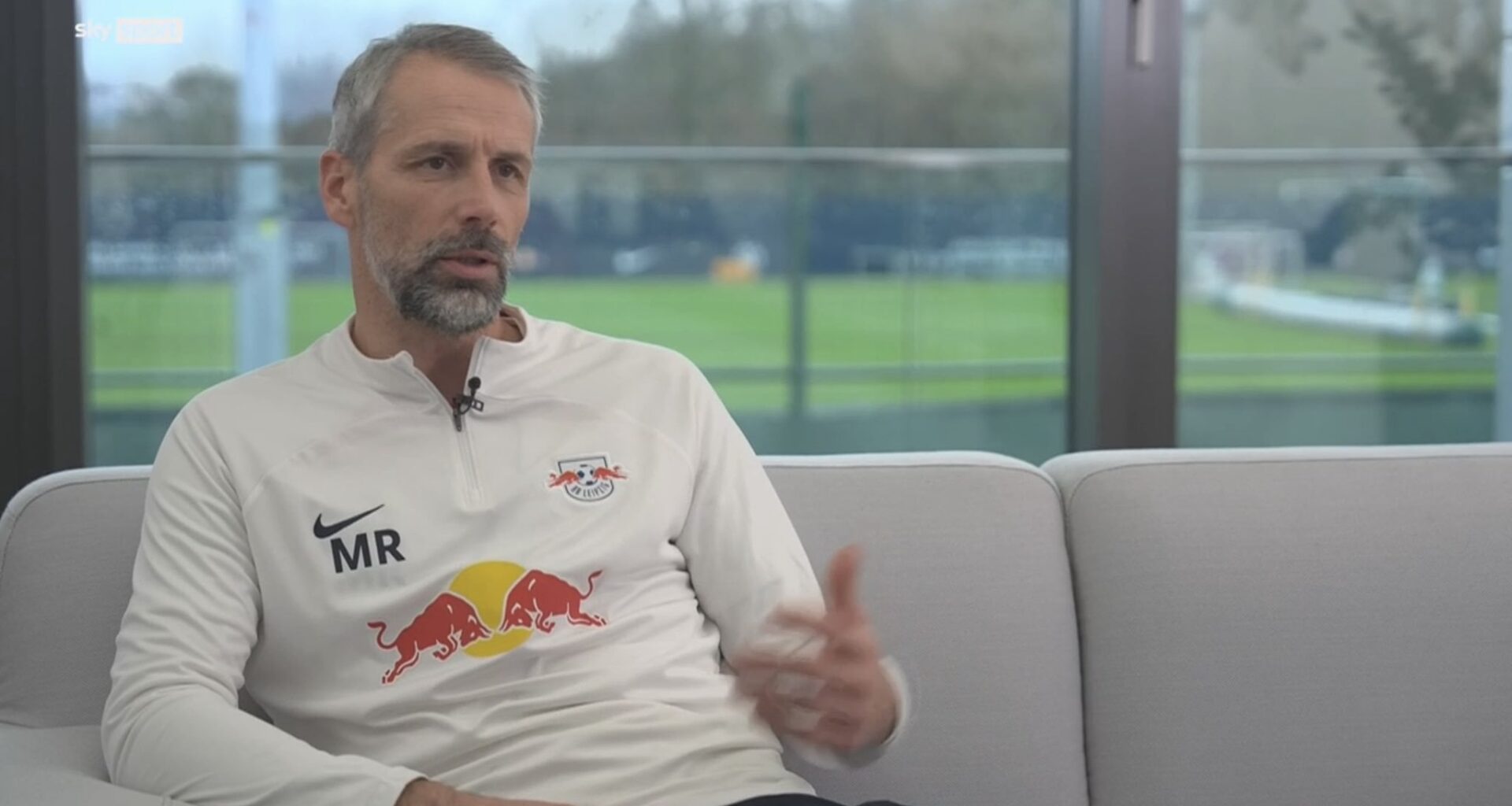 Marco Rose über die eine U23 bei RB Leipzig: „Ich fände es nicht schlecht. Aber: Wenn wir jetzt beispielsweise mit unserer U23 in der Regionalliga spielen würden, dann treffen wir auf Lok, Chemie, Erfurt, Jena. Jeder weiß, was das für einen Aufwand darstellt und die Polizei in Leipzig leisten müsste