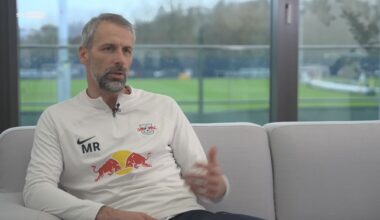 Marco Rose über die eine U23 bei RB Leipzig: „Ich fände es nicht schlecht. Aber: Wenn wir jetzt beispielsweise mit unserer U23 in der Regionalliga spielen würden, dann treffen wir auf Lok, Chemie, Erfurt, Jena. Jeder weiß, was das für einen Aufwand darstellt und die Polizei in Leipzig leisten müsste