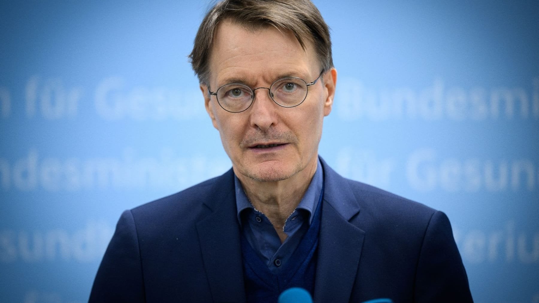 Bundesgesundheitsminister Lauterbach hofft auf Meisterschaft von Bayer Leverkusen: "Die Ära Bayern München braucht endlich den Abpfiff. Außerdem gewinne ich dann eine Wette."