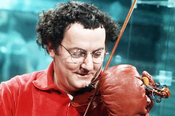 Coluche nous manque non? Si il était ça barderait ! C'est un exemple ce mec et je tente d'ailleurs de faire le même métier que lui ! C'était le Patron pour secouer la fourmilière ! Un philosophe !
