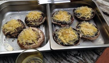 Quelques Portobellos gratinés fromage et champis.... Saludos !