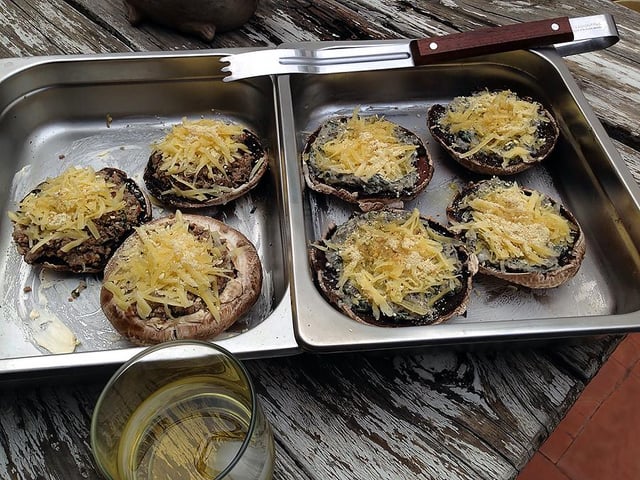 Quelques Portobellos gratinés fromage et champis.... Saludos !