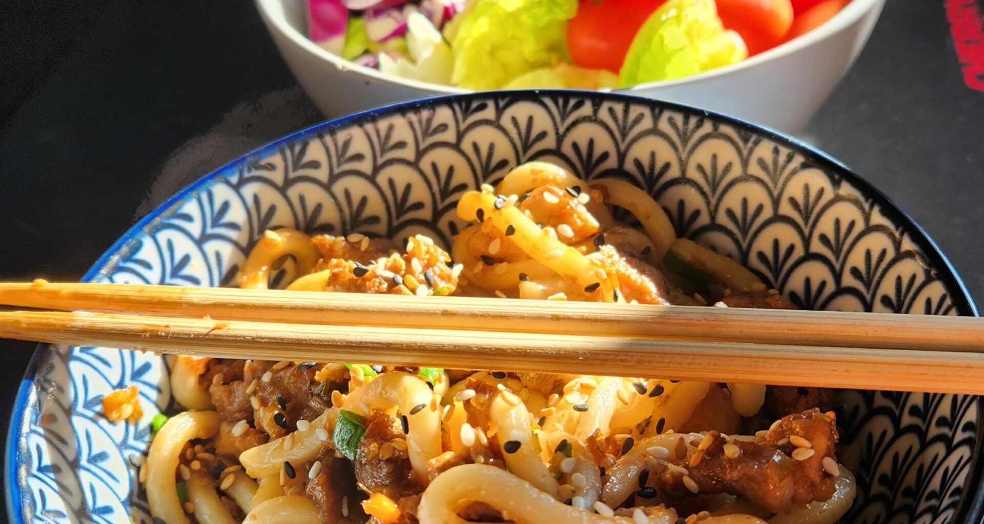 Udon porc gingembre et bol de crudités.