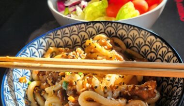 Udon porc gingembre et bol de crudités.
