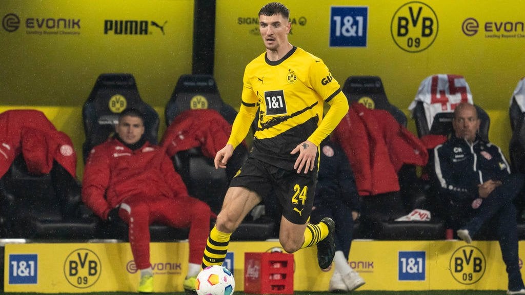 Meunier spricht über Zukunft: "Ich kann für viele Vereine eine gute Option sein, auch kurzfristig. Plan A ist es, in Dortmund zu spielen. Plan B ist, eine andere Lösung zu finden. Da ich nur noch sechs Monate Vertrag habe, ist es für den Verein schwierig, durch meinen Verkauf Geld zu verdienen."