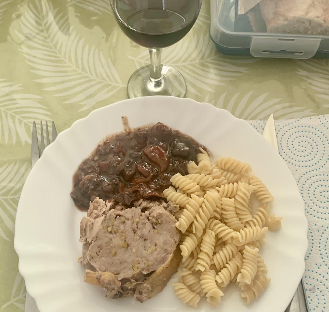 J’avais acheté cette petite pintade farcie en promo au LIDL (deuxième photo). Je ne pouvais pas l’abandonner dans le supermarché ! 🥺 Finalement, elle est toute contente d’avoir été cuisinée avec une succulente sauce au vin rouge. 😋