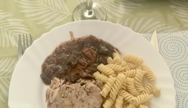 J’avais acheté cette petite pintade farcie en promo au LIDL (deuxième photo). Je ne pouvais pas l’abandonner dans le supermarché ! 🥺 Finalement, elle est toute contente d’avoir été cuisinée avec une succulente sauce au vin rouge. 😋