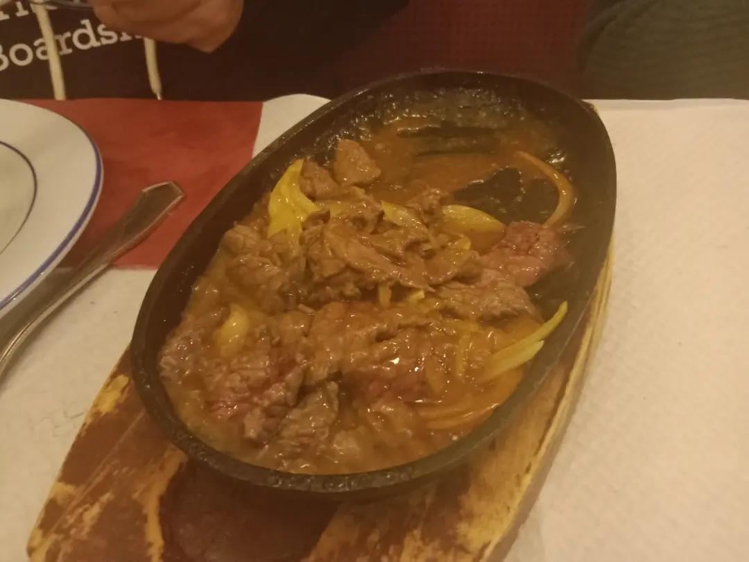Poulet champi bambou et bœuf saté aux oignons