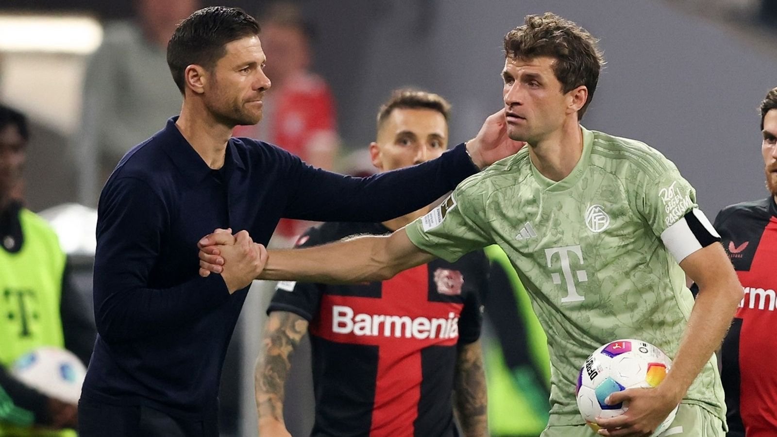 Reschke über Xabi Alonso: "Er hatte ein Wahnsinns-Standing bei Rummenigge und Hoeneß. Ich hatte damals eine Gesprächsrunde mit Kalle und Uli. Da hat man sogar ernsthaft in Erwägung gezogen, relativ früh nachzufragen, ob er sich vorstellen könnte, als Sportdirektor bei Bayern zu arbeiten."